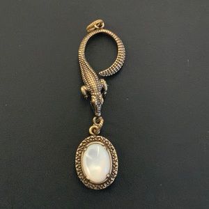 Pendant with Aligator